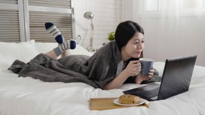 Suka Nonton Film yang Sama Berulang Kali? Psikologi Ungkap 10 Sifat Unikmu!