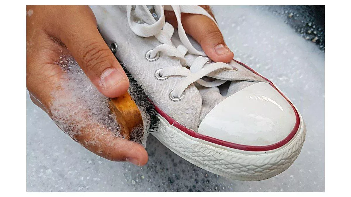 Cara Mencuci Sepatu Putih yang Sudah Menguning Pakai Bahan Dapur (Tanpa Merusak Bahan)