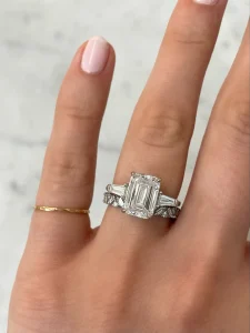 Kelebihan Baguette Engagement Ring with Wedding Band