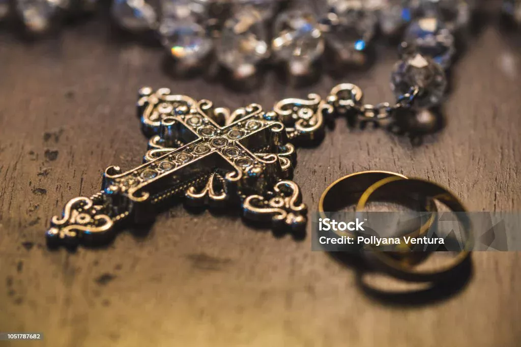 Cincin Pernikahan Katolik: Bahan dan Desain